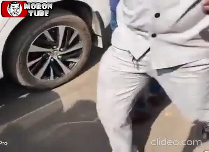 Video :Shock - A crazy police officer shot and killed India's health minister